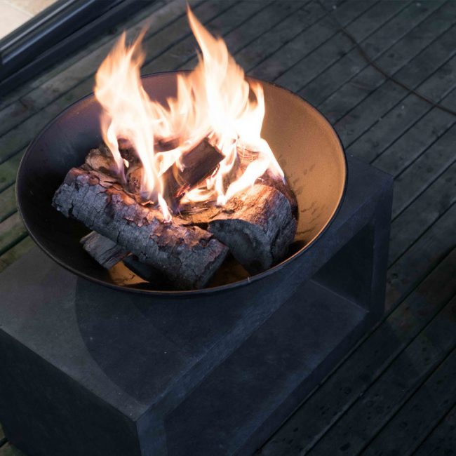 Granite-console-fire-pit-fire-basket-black-outdoor