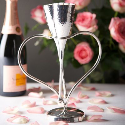 Silver-Love-Heart-Champagne-Flutes-and-Stand