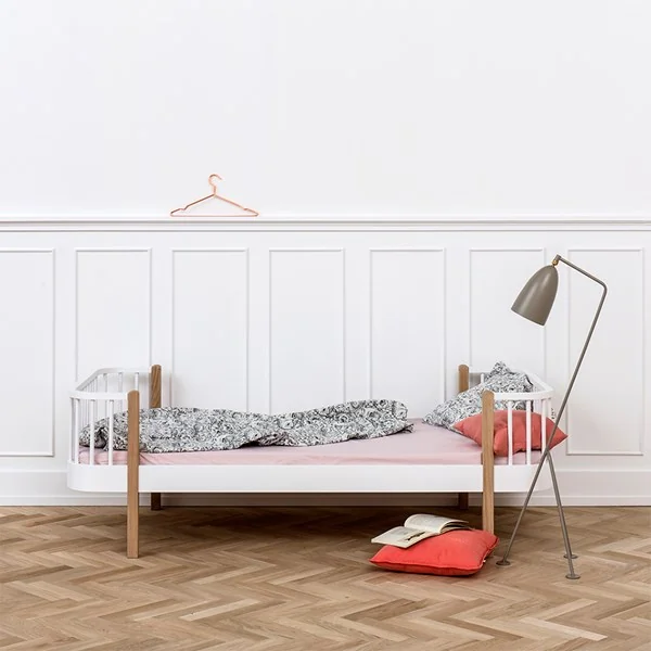 White and oak single bed