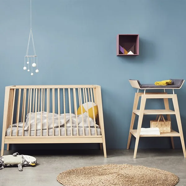 Linea cot and chaning unit in oak