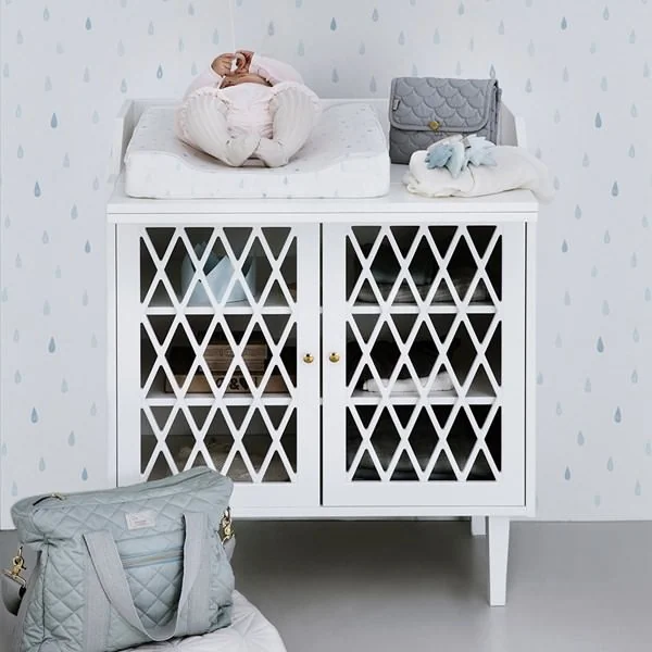 Kids changing unit with adjustable shelves