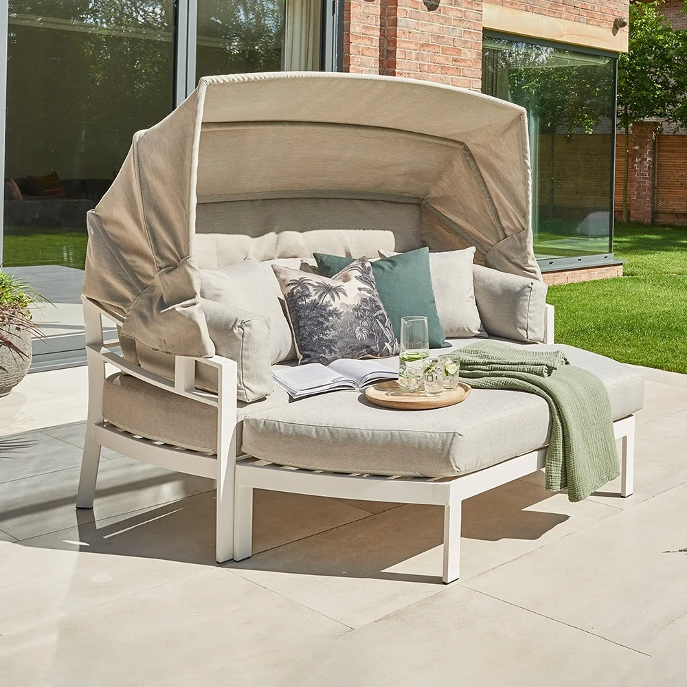 Contemporary style day bed for garden