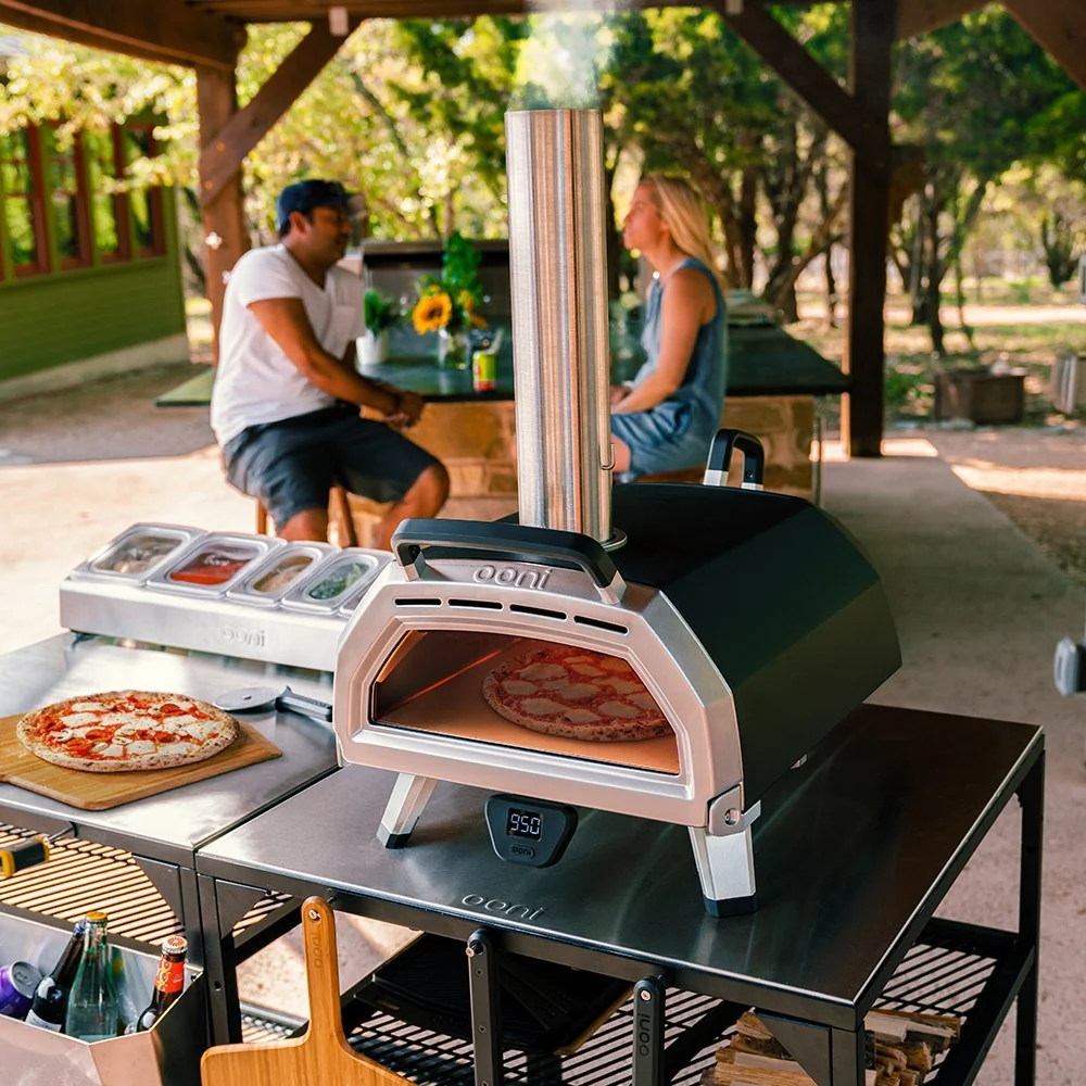 Outdoor pizza oven with foldable legs