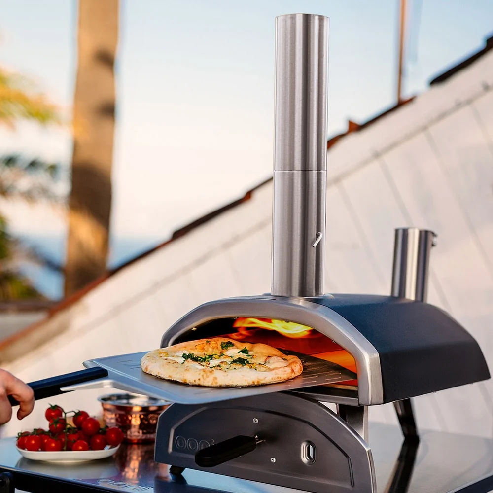 Fyra uuni pizza oven with chimney