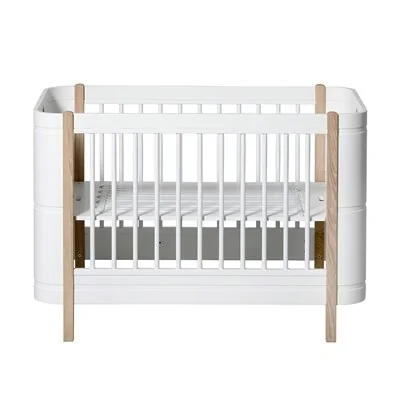Luxury baby cot in white and oak