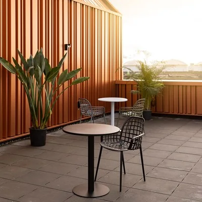 Metsu round outdoor bistro table