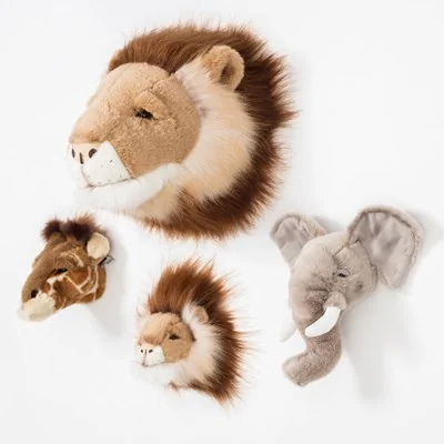 Wild and soft cesar lion trophy head with 3 mini animals