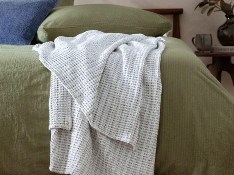 Waffle textured 100% cotton bedspread 140 x 220cm