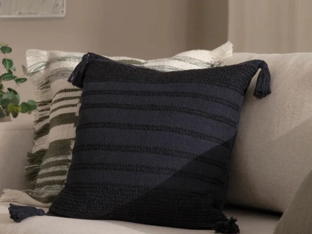 Cotton blend woven cushion with tassels