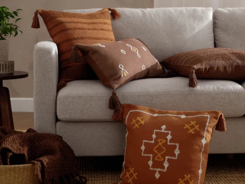 Cotton blend woven cushion with tassels