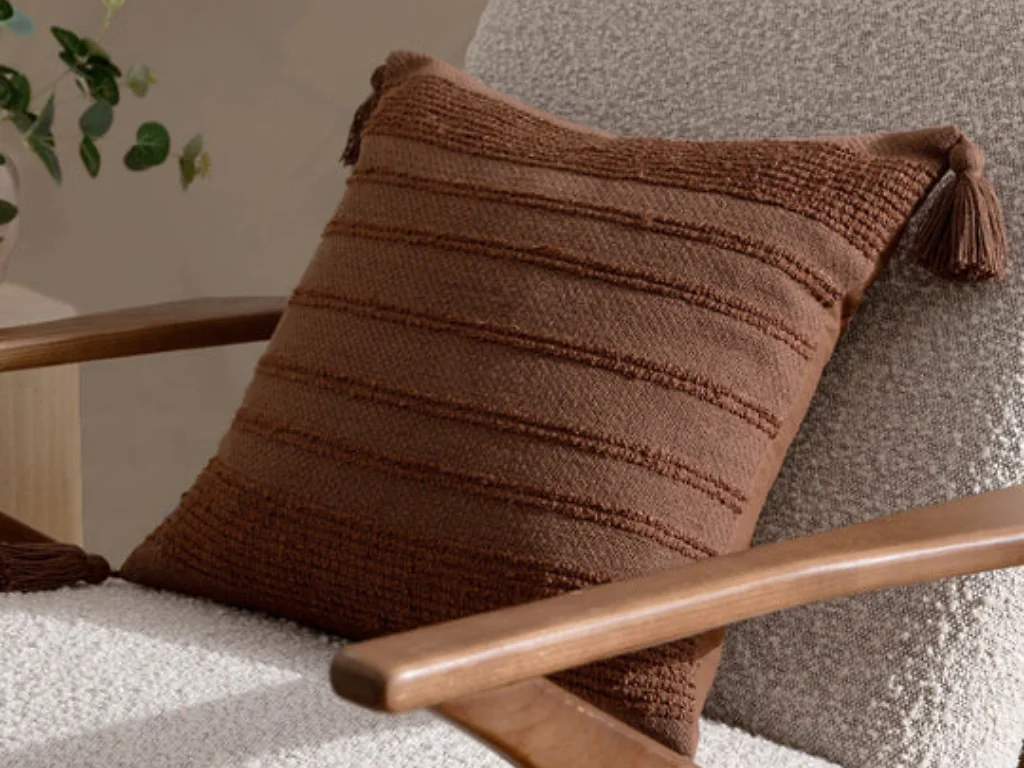 Cotton blend woven cushion with tassels